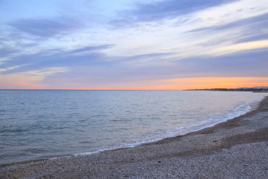 Ufukta pembe tonları olan son güneş ışınları Costa Dorada sahilinden geliyor.