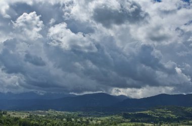 Fırtına bulutlarından oluşan karanlık gökyüzü ile La Cerdanya vadisi ve dağları