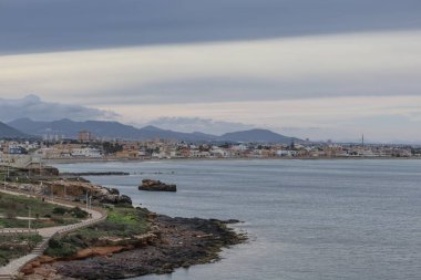 İspanya 'nın Murcia kentindeki La Manga del Mar Menor kıyı şeridi panoramik manzara