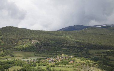 La Cerdanya 'nın yeşil dağlarında küçük bir köy, Katalonya, İspanya