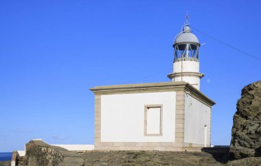 Tarihi Cala Nans deniz feneri Akdeniz kıyısını parlak bir gökyüzünün altında koruyor.