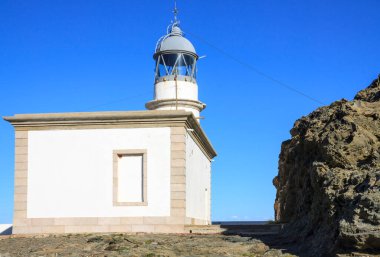 Kadavralarda açık gökyüzü ve açık mavi denizin olduğu bir günde Cala Nans deniz fenerinin manzarası