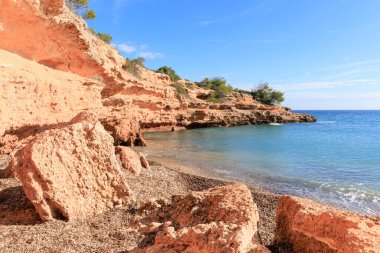 Cala Llenya Costa Dorada 'da mavi denizin çarpan turuncu kayalıklarla mükemmel bir uyum içinde buluştuğu yerde.