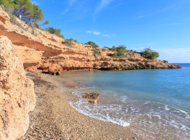 Deniz suyu yavaşça Akdeniz koyuna giriyor.