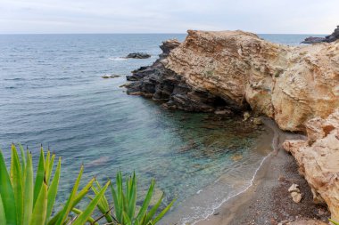 Costa Calida 'da berrak sulardan oluşan güzel bir körfezi olan Rocky sahili.