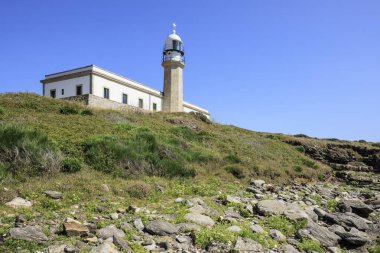 Larino Deniz Feneri ve yeşil uçurumun tepesindeki gözetleme kulesi.