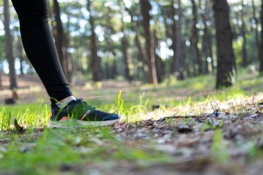 Ormanda spor ayakkabılı bir ayak