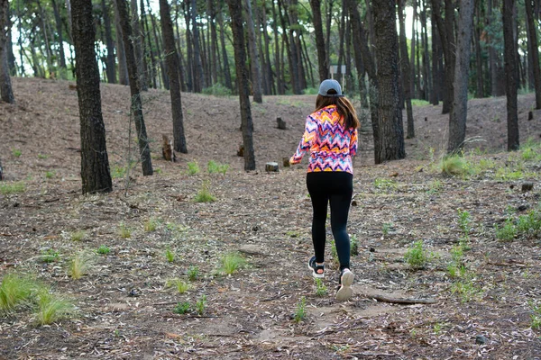 Žena Běhající Lesem Sportovním Oblečení — Stock fotografie