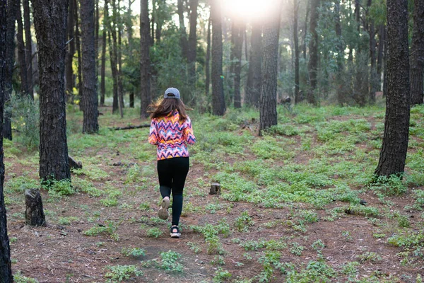 Женщина Бежит Лесу Спортивной Одежде — стоковое фото