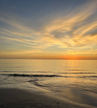 Denizin üzerinde güzel bir gün batımı