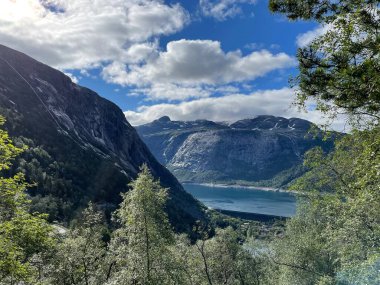Dağlardaki güzel göl manzarası