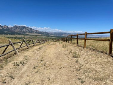 Dağ sırası olan güzel bir manzara.