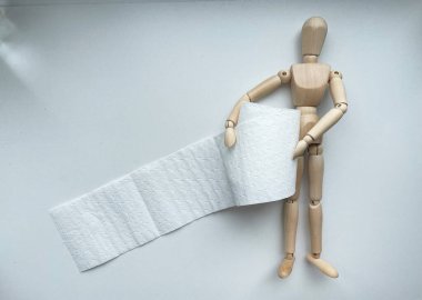 Tuvalet kağıdı rulosu olan tahta bir kukla. Yüksek kalite fotoğraf