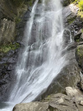 Büyük dağ şelalesi. Yüksek kalite fotoğraf