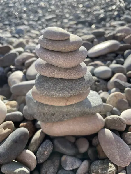  Sahildeki Cairn. Yüksek kalite fotoğraf