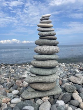  Sahildeki Cairn. Yüksek kalite fotoğraf