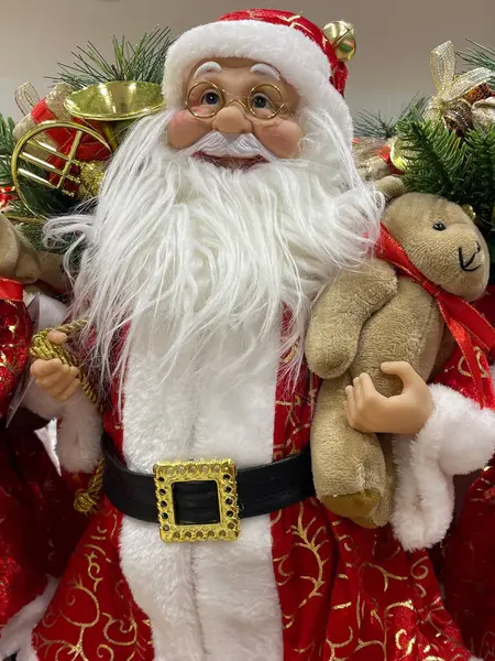 Bir çanta dolusu hediye ve oyuncak ayıyla Noel Baba heykelciği. Yüksek kalite fotoğraf