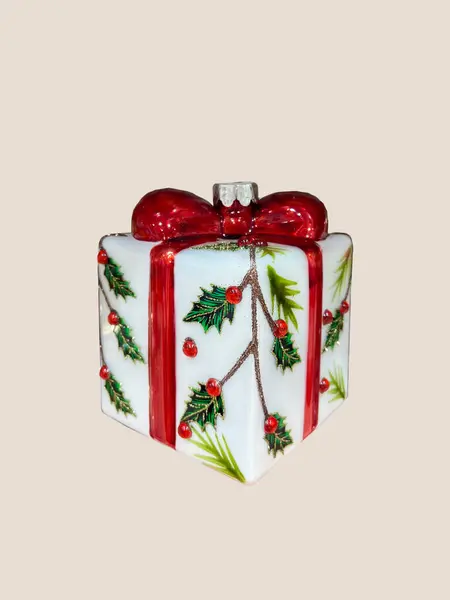 Bir hediye şeklinde camdan yapılmış Noel ağacı oyuncağı. Yüksek kalite fotoğraf