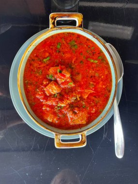 Sebzeli, etli ve pancarlı lezzetli kırmızı borş. Yüksek kalite fotoğraf