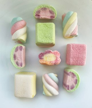  Beyaz arka planda meyveli marşmelov. Yüksek kalite fotoğraf