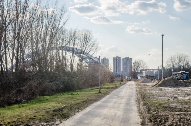 Novi Sad, Sırbistan. 19 Mart 2015. Novi Sad 'daki Tuna Nehri üzerindeki Zezelj Köprüsü. İnşaat sırasında Petrovaradin tarafından Novi Sad 'da Tuna' daki Zezelje Köprüsü manzarası.