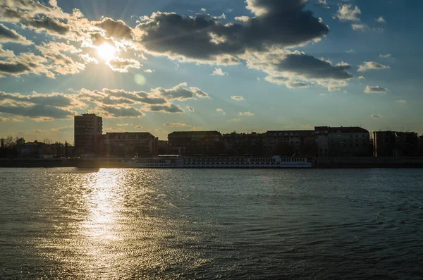 İlkbaharda Tuna Nehri 'nin panoramik manzarası. İlkbaharda Tuna nehrinin kıyısındaki Novi Sad şehrinin manzarası.