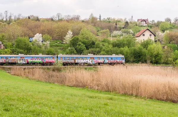 Ein Alter Elektrischer Zug Fährt Durch Das Besiedelte Gebiet Von — Stockfoto