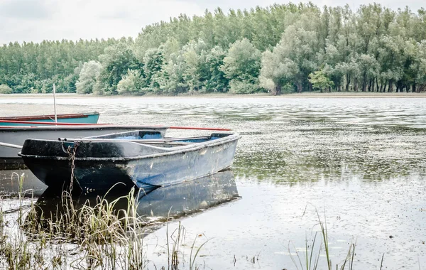 Деревянные Рыбацкие Лодки Привязаны Берегу Вид Небольшие Деревянные Рыбацкие Лодки — стоковое фото
