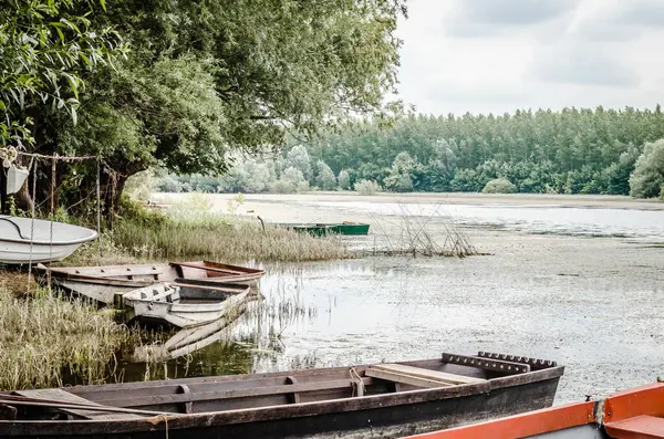 Деревянные Рыбацкие Лодки Привязаны Берегу Вид Небольшие Деревянные Рыбацкие Лодки — стоковое фото