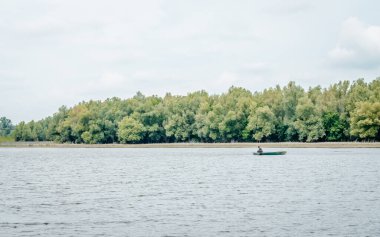 Yapay gölün panoramik görüntüsü. Yılın yaz döneminde inşa edilmiş yapay gölün panoramik görüntüsü..