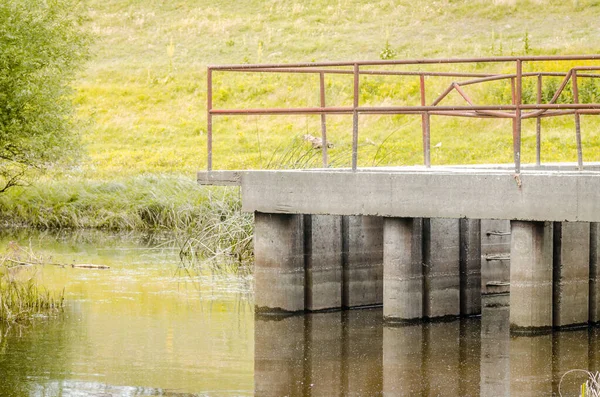 호수의 파노라마같은 여름철에 만들어 호수의 로열티 프리 스톡 사진