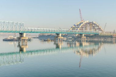 Novi Sad, Sırbistan. 19 Mart 2015. Novi Sad 'daki Tuna Nehri üzerindeki Zezelj Köprüsü. İnşaat sırasında Petrovaradin tarafından Novi Sad 'da Tuna' daki Zezelje Köprüsü manzarası.