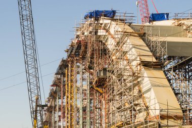 Novi Sad, Sırbistan. 19 Mart 2015. Novi Sad 'daki Tuna Nehri üzerindeki Zezelj Köprüsü. İnşaat sırasında Petrovaradin tarafından Novi Sad 'da Tuna' daki Zezelje Köprüsü manzarası.