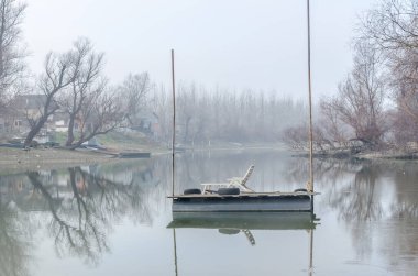 Bataklığın panoramik manzarası sonbahar sisi ile kaplıydı. Bataklık sisli manzarası.