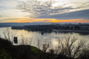Tuna Nehri 'nin panoramik manzarası. Petrovaradin Kalesi 'nden Tuna Nehri' nin sakin manzarası