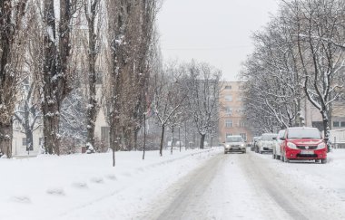 Novi Sad, Sırbistan - 11 Ocak 2017: Merkez Novi Sad kar altında, 2017 yılbaşı tatilinden önce. Novi Sad şehrinin sokakları karla kaplıdır. Novi Sad şehrinin merkez caddelerinin karla kaplı görüntüsü.
