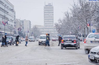 Novi Sad, Sırbistan - 11 Ocak 2017: Merkez Novi Sad kar altında, 2017 yılbaşı tatilinden önce. Novi Sad şehrinin sokakları karla kaplıdır. Novi Sad şehrinin merkez caddelerinin karla kaplı görüntüsü.