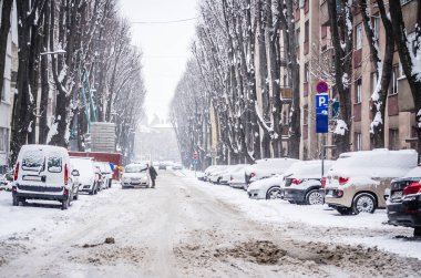 Novi Sad, Sırbistan - 11 Ocak 2017: Merkez Novi Sad kar altında, 2017 yılbaşı tatilinden önce. Novi Sad şehrinin sokakları karla kaplıdır. Novi Sad şehrinin merkez caddelerinin karla kaplı görüntüsü.