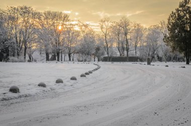 Petrovaradin kalesinin karla kaplı bölümlerinin panoramik görüntüsü.