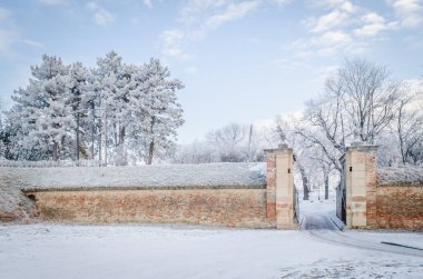 Petrovaradin kalesinin karla kaplı bölümlerinin panoramik görüntüsü.