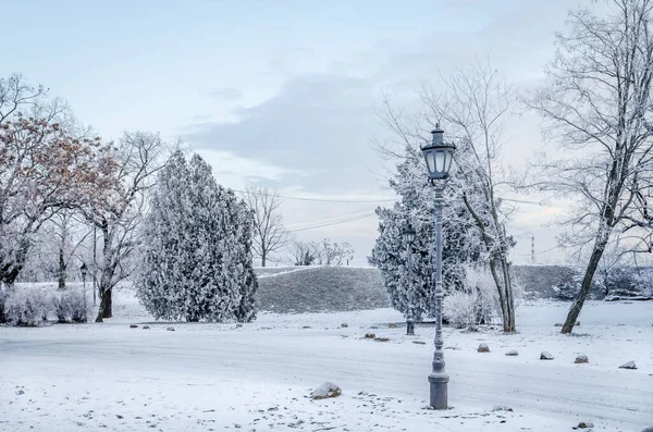 Petrovaradin kalesinin karla kaplı bölümlerinin panoramik görüntüsü.