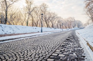 Petrovaradin kalesi karla kaplı. Petrovaradin Kalesi 'ne giden karla kaplı yolun manzarası..