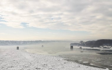 Kar ve buzla kaplı Tuna Nehri. Petrovaradin Kalesi, Voyvodina, Novi Sad, Petrovaradin, Sırbistan 'ın Tuna Nehri' nin donmuş ve karla kaplı su yolu.