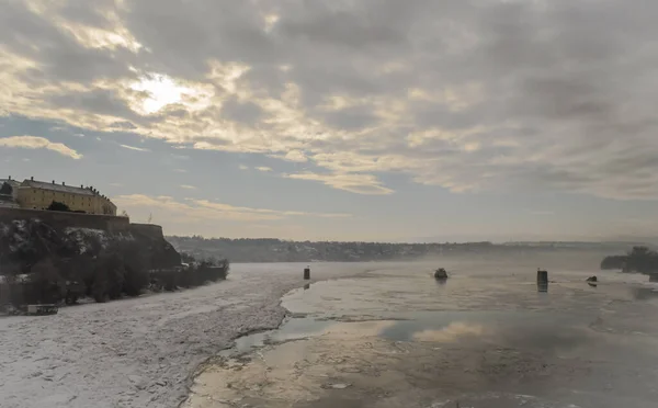 Donau Mit Schnee Und Eis Bedeckt Ein Eisbrecher Der Gefrorenen — Stockfoto