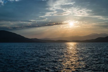 Evia Adası, Yunanistan - 28 Haziran. 2020: Evia adasının üzerinde gün batımı.