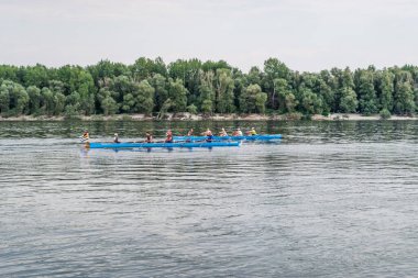Tuna Nehri 'nin panoramik manzarası. Tuna Nehri 'nin sularındaki kürekçilerin manzarası.