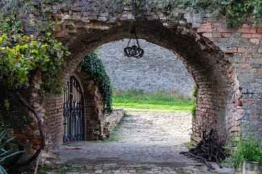 Petrovaradin kalesi, yan kapı ve tünelin girişi.