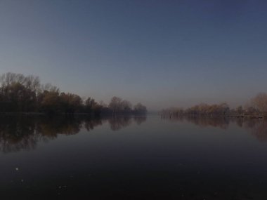 Novi Sad, Sırbistan - Aralık 04. 2013: Sırbistan 'ın Novi Sad kenti yakınlarındaki Tuna Nehri' nin kolları üzerinde gün batımı