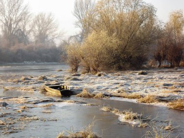 Novi Sad, Sırbistan - Aralık 04. 2013: Sırbistan 'ın Novi Sad kenti yakınlarındaki Tuna Nehri' nin kolları üzerinde gün batımı