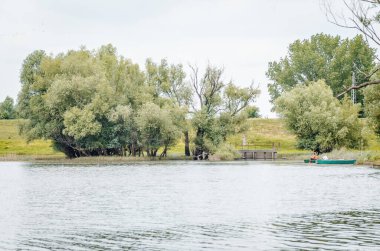Yapay gölün panoramik görüntüsü. Yılın yaz döneminde inşa edilmiş yapay gölün panoramik görüntüsü..